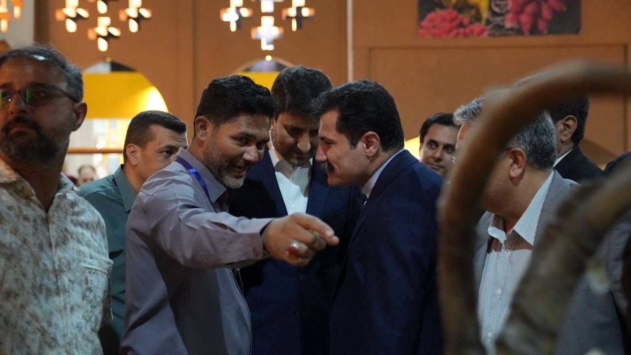 بازدید معاون رئیس جمهور و وزیر ارتباطات از غرفه های روستایی