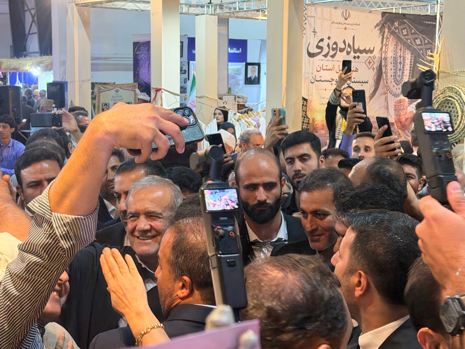 حضور پزشکیان در نمایشگاه توانمندی‌های روستایی و عشایری ایران