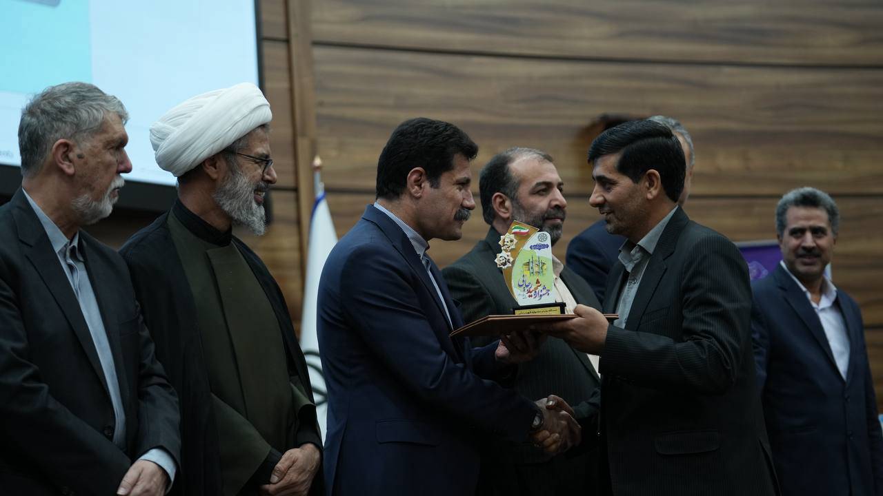 تقدیر از برگزیدگان استانی و امضای تفاهم نامه وزارت ارشاد و استانداری خراسان شمالی