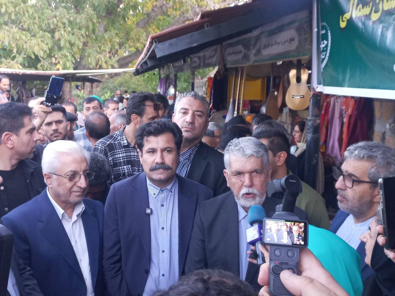 بازدید معاون رئیس جمهور و وزیر فرهنگ و ارشاد اسلامی  از نمایشگاه روستایی ارکان بجنورد